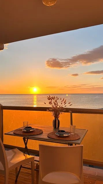 Beautiful sea view, direct beach access, parking - Image 1