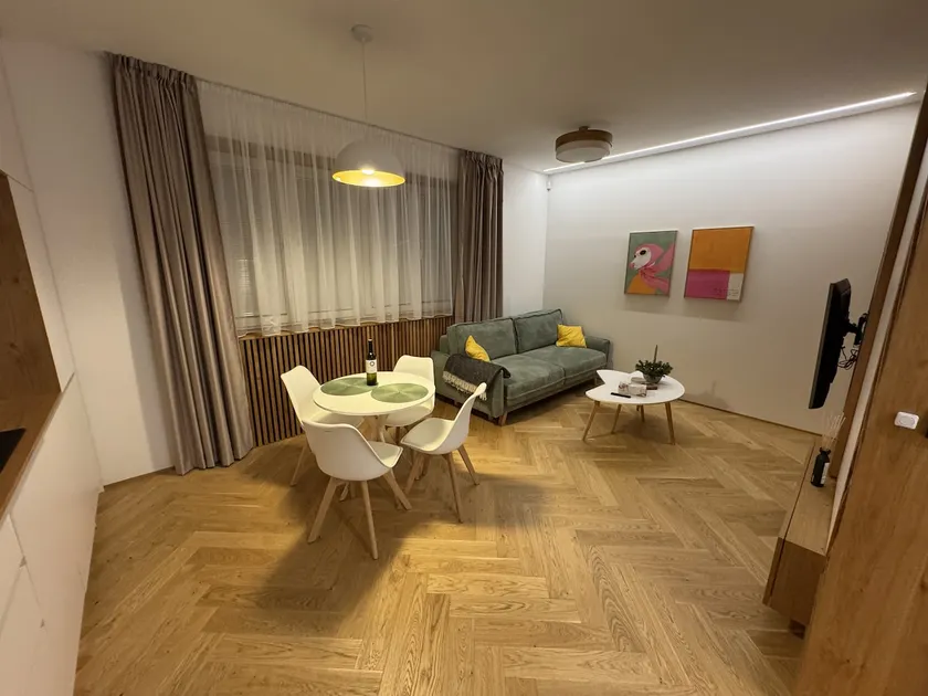 Modern renovated 2-room apartment - Image 1