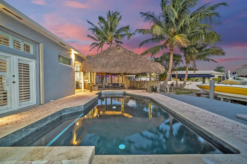 Waterfront Charming 5min to Beach 3/2.5, BBQ, Pool - Image 1