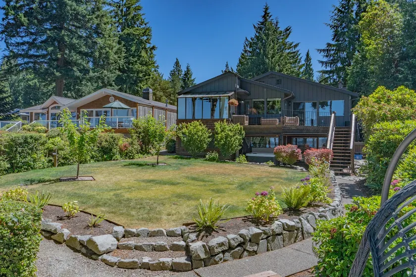 Private Beach in Little Norway, Hot Tub, 4000sqft! - Image 1