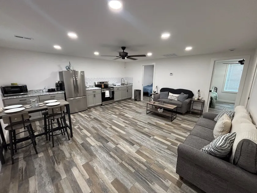 Clean, cozy apartment. 2 bedroom w/full kitchen - Image 1