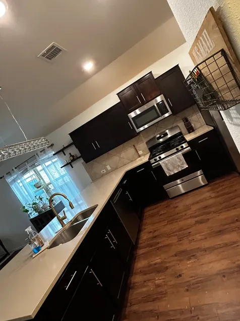 Casa Luna. Comfort meets convenience. Fenced yard. - Image 1