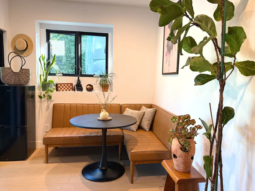 Guest Suite w/Kitchen & Private Entrance - Image 1