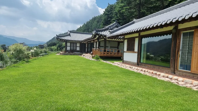 Odaesan Sarangchae with a dog in a spacious garden with a cool view. Private Hanok Pension - Image 1