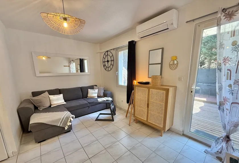 2 bedroom apartment close to the sea, terrace + parking - Image 1