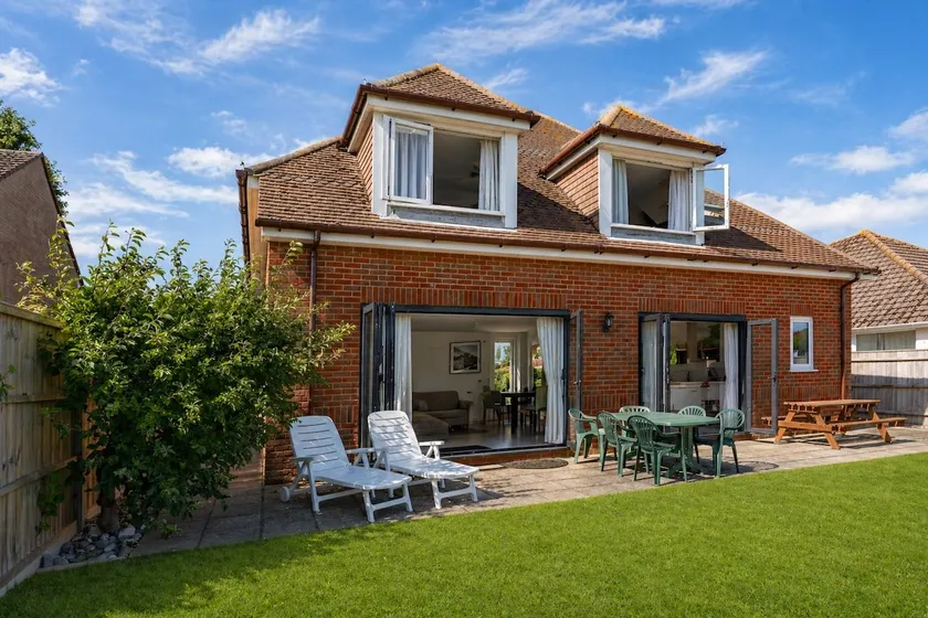 Spacious Coastal Retreat | Large Garden & Parking - Image 1
