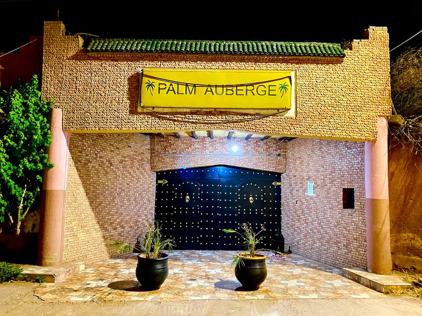family home with pool - Image 1