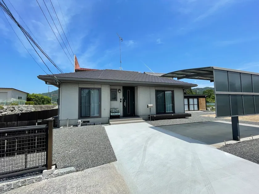 Peers' is a house located on Oshima, Shimamami Kaido. There is a rose park nearby that you can walk to. - Image 1