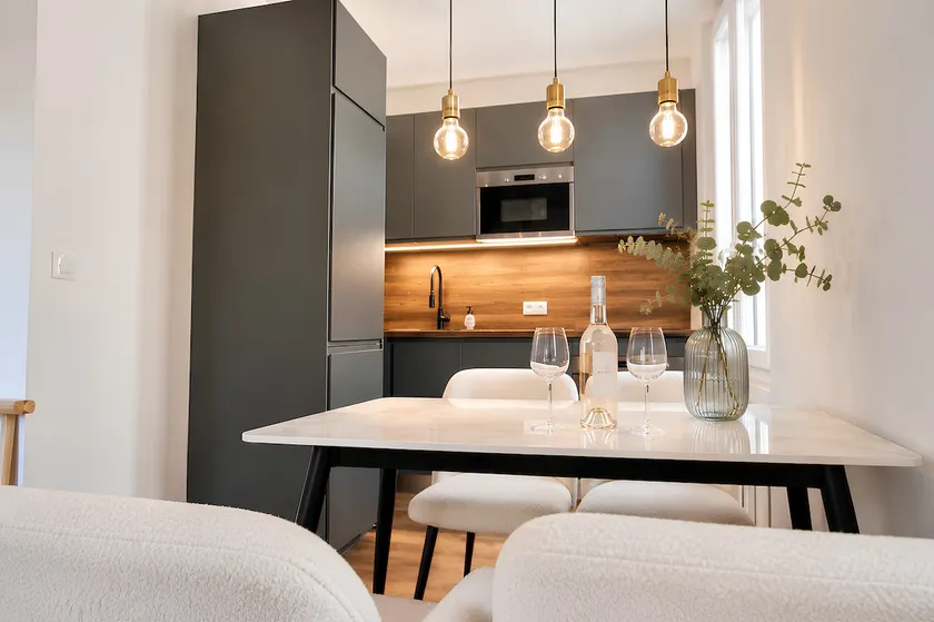 Renovated 2-bedroom apartment 30 m from the beach - Image 1