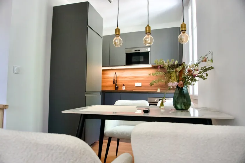 Renovated 2-bedroom apartment 30 m from the beach - Image 1