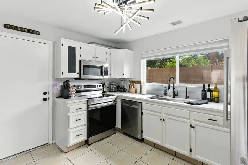Beautiful Private Remodeled Home Near Desert Ridge - Image 1