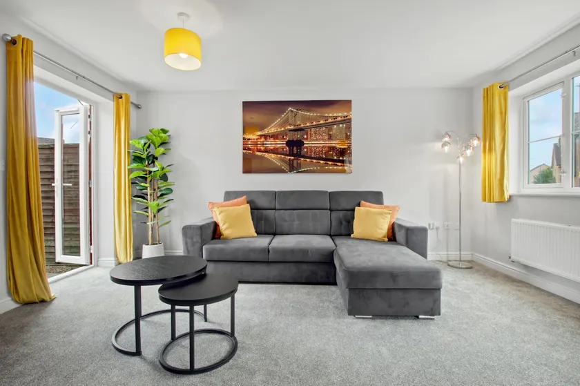 Spacious 3-Bed House with Parking and Garden - Image 1