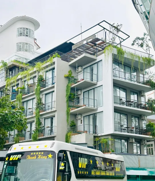 (407MSNK) Luxury Studio House w Balcony & Kitchen - Image 1