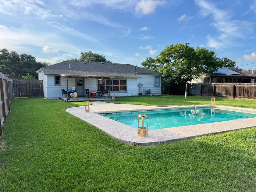 Pool. Large Fenced Yard. Pet Friendly. Near Dwntwn - Image 1