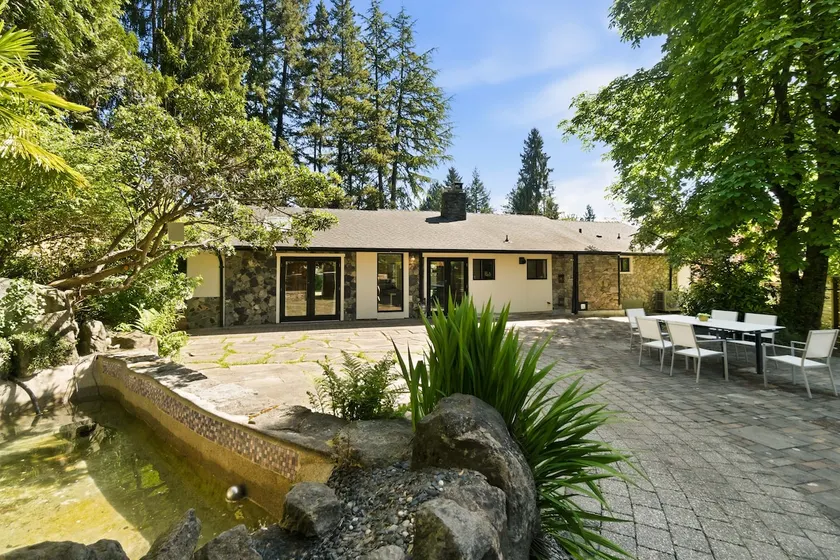 Reno 4BR Lynn Valley Family AC, 14k sf Yard & Pond - Image 1