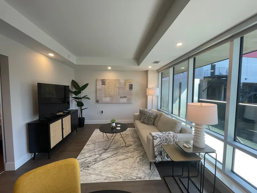 Downtown bright and modern 1 BR with 6 appliances - Image 1