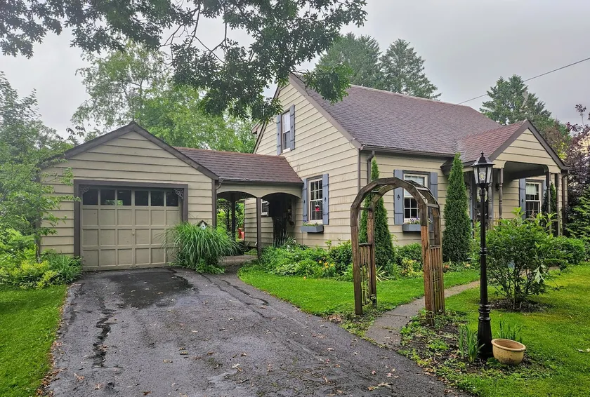 Cottage in Brookville - Image 1