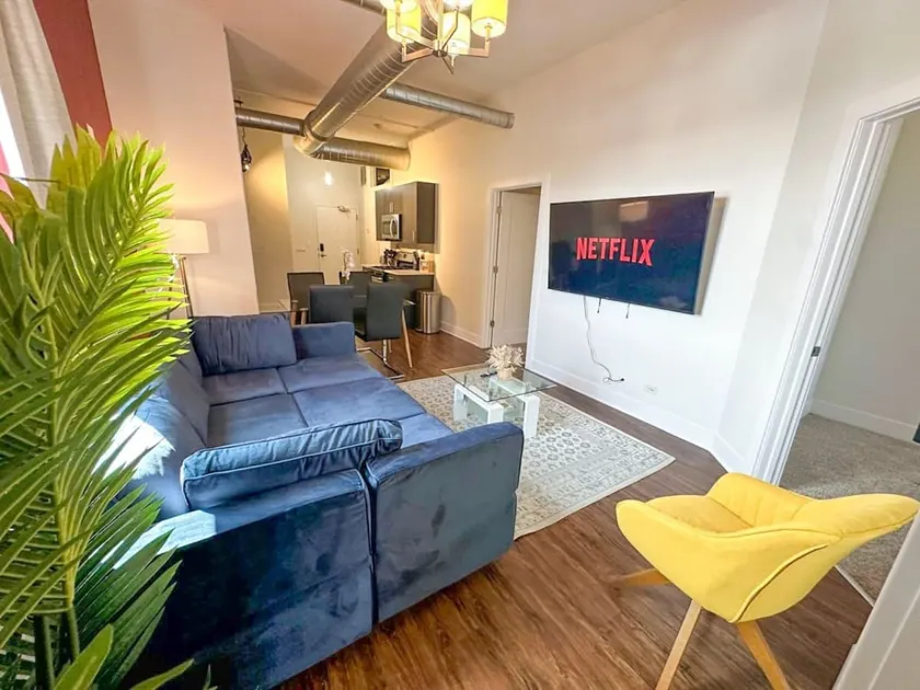 Modern suite w/loft layout & high‑speed wifi - Image 1