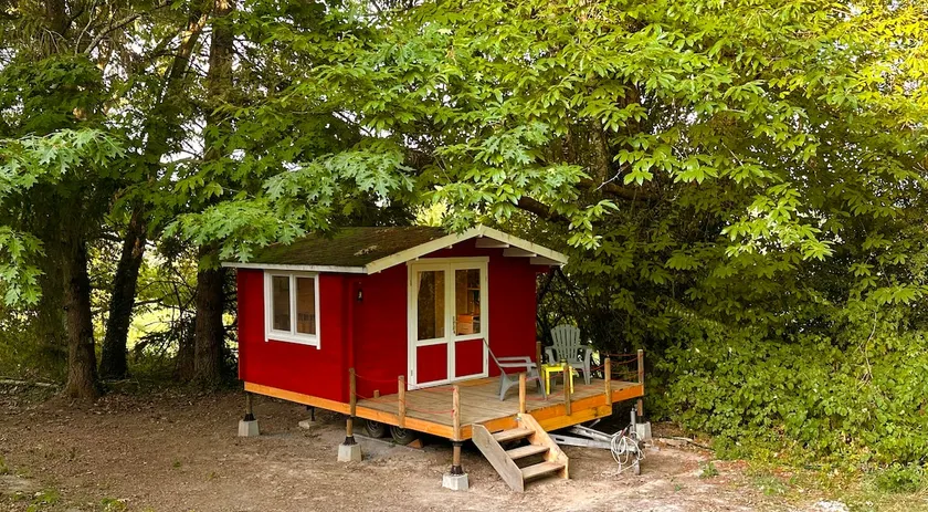 Cozy cabin on wheels - Image 1