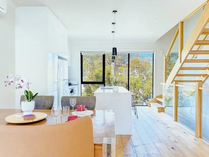 Comfortable Port Melbourne Accommodation | 3 Bedrooms 3 Bathrooms Townhouse + Free Parking - Image 1