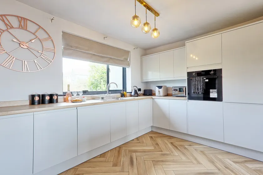 Luxury Apartment- Beach 10mins - Image 1