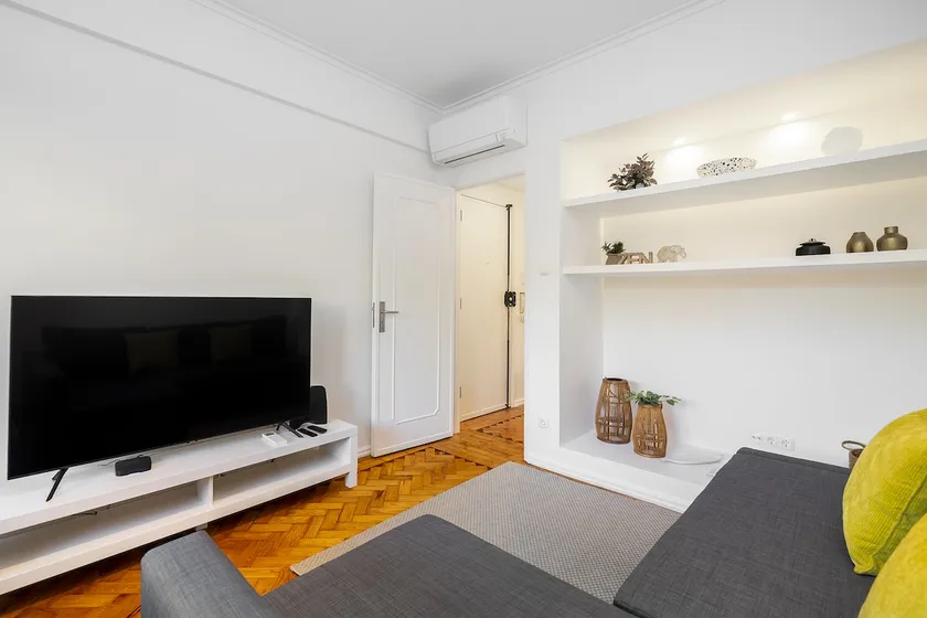 Charming 2-Bedroom Flat Near Lisbon & Belém - Image 1