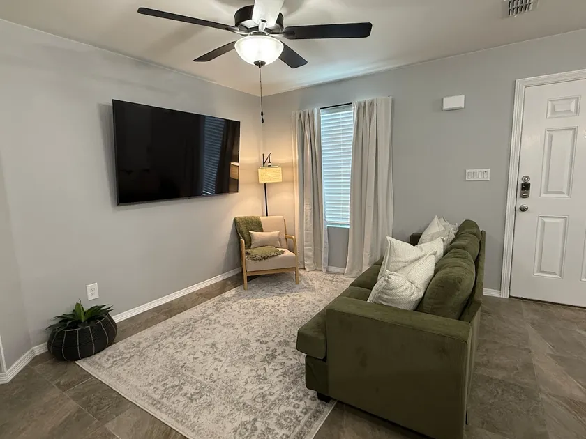 Northside Retreat- 4 miles from Airport- off Hwy-A - Image 1
