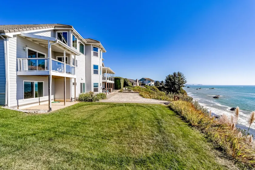 Gorgeous oceanfront estate with amazing views & ho - Image 1