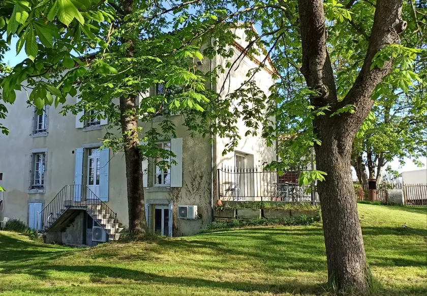 Air-conditioned family home, countryside, lake view - Image 1