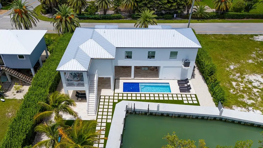 Sunshine Getaway in Kcb Luxury Pool Home, 3BR · 3 - Image 1