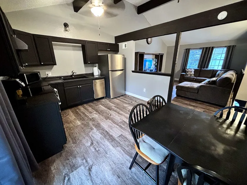 Gorgeous 2BR, Pet Friendly Condo - Image 1