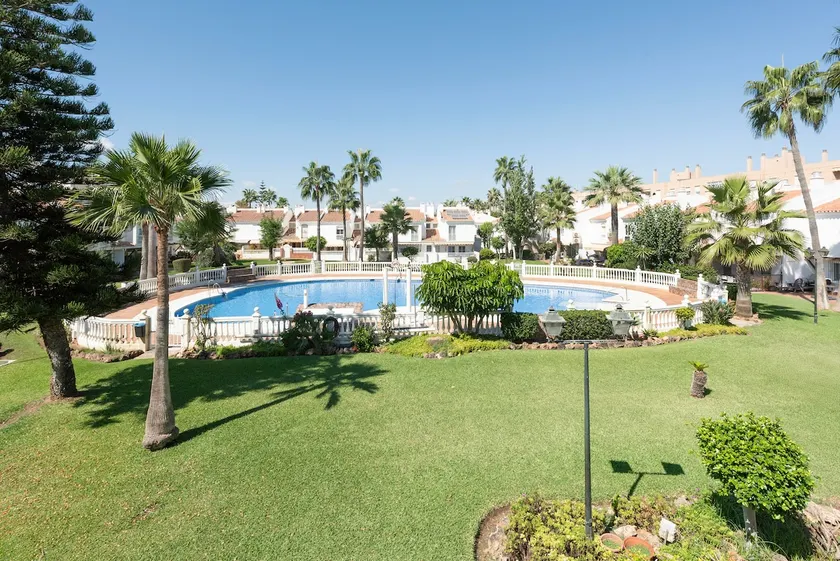 Quiet, family-friendly oceanfront house. Pool. - Image 1