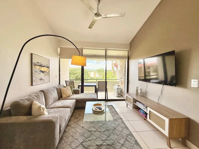 CR MARIPOSA RENTALS Brand New lake view Penthouse with office space - Image 1