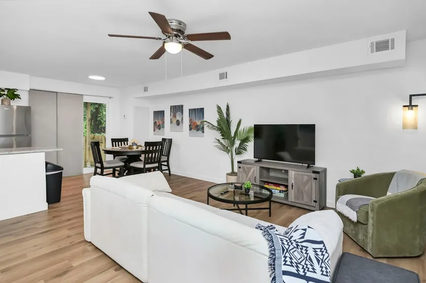 Stay West Side 2BR Near DT - Image 1