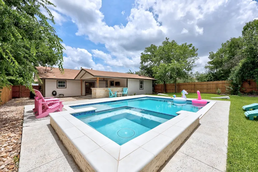 Stylish Georgetown Retreat with Pool & BBQ Grill - Image 1