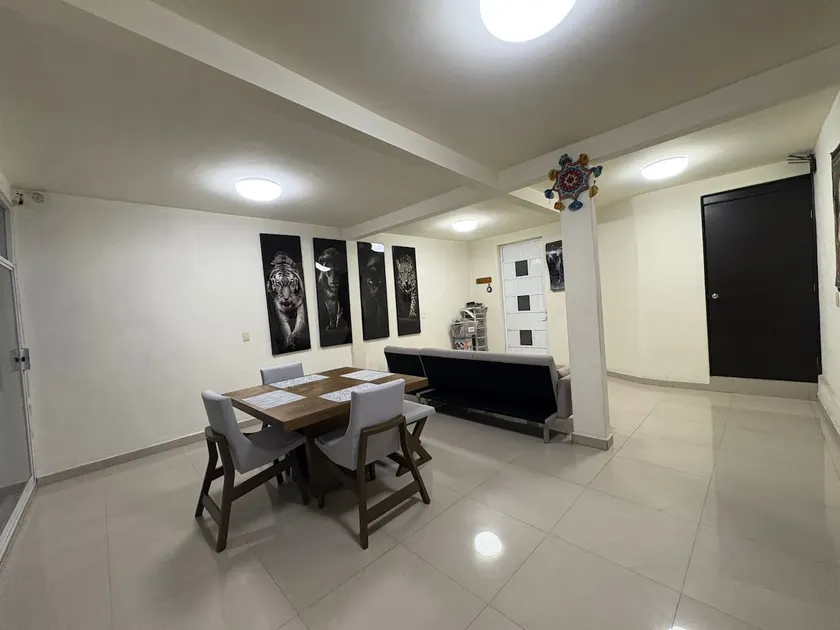 Modern apartment between airports - Image 1