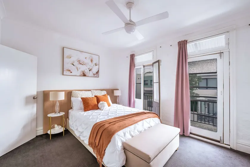 3BR Redfern | A/C, Parking, Sleeps 7, Walk to CBD - Image 1