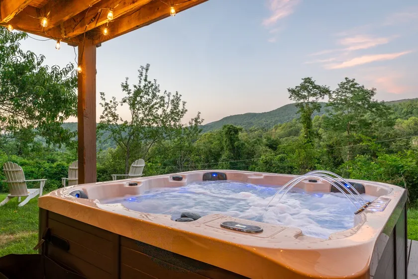 Mountain Views~ New listing~ starlink~ Hot tub - Image 1