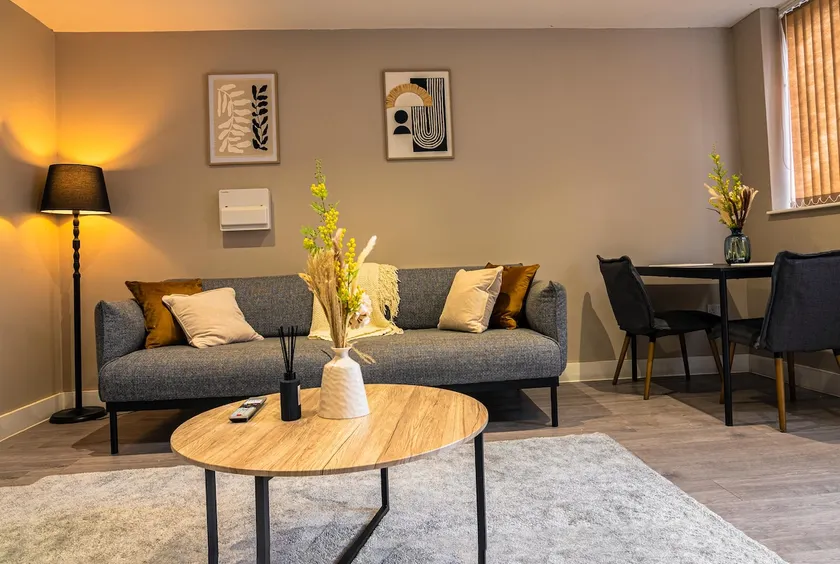 Quiet 1 Bedroom Flat with Secure Parking - Image 1