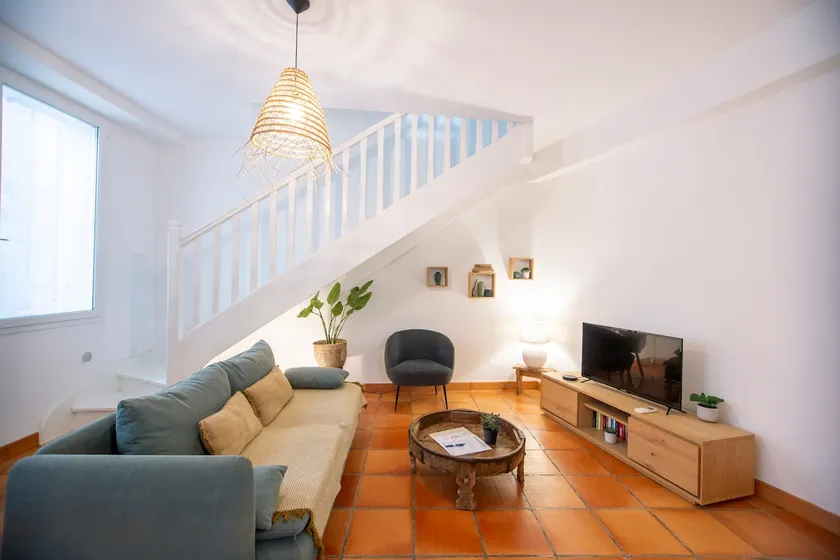 Charming house in the city center, private access - Image 1