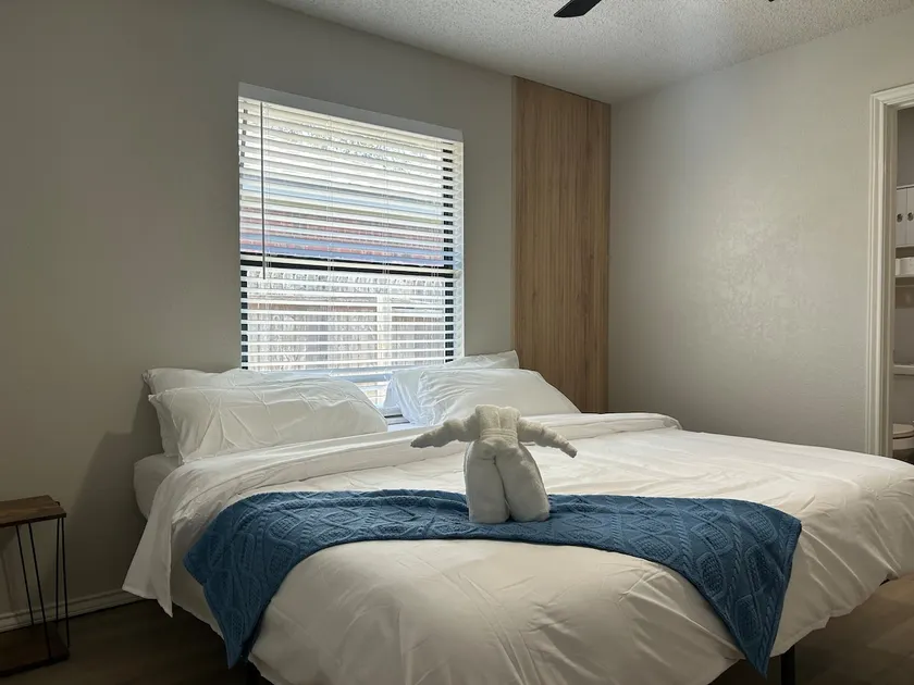Shop, Eat & Sleep, 2 king suites - Image 1