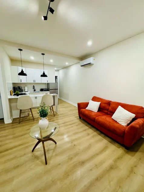 Modern Apartment Near Hospital & Downtown - Image 1