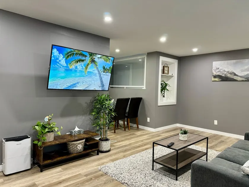 Cozy Modern Main Floor w/ Private Entrance - Image 1