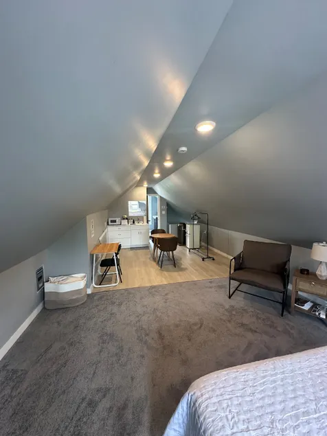 Private Unit on 3rd Floor. Free Street Parking. - Image 1
