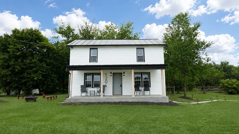 Cozy 3BR Retreat w/ Patio, Fire Pit & Yard - Image 1