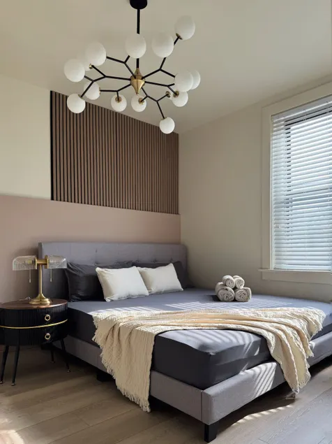 KING Bed • Cozy City Haven • Free Parking - Image 1