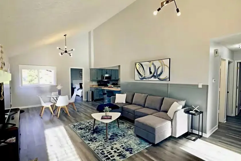 3BR Suburban Getaway in Indy 7 min to Airport - Image 1