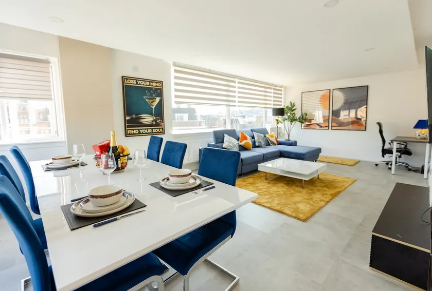 Guildford Town Centre Apartment With 55”TV Netflix - Image 1