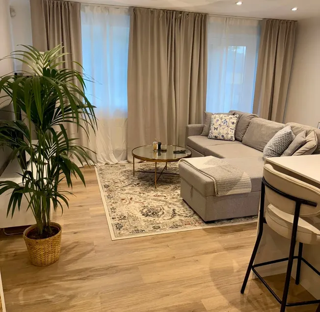 Cosy 2 bed Flat Woking 30 min via Train to London - Image 1