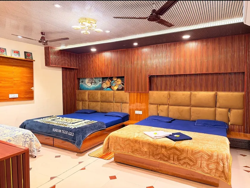 AC Deluxe Family Room near Mahakal Temple (900mtr) - Image 1